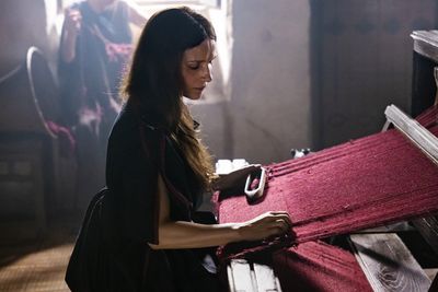Penelope (Juliette Binoche) lebt als Gefangene im eigenen Heim und webt am Leichentuch für Laertes