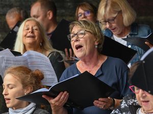 Ein STIMMEN-Festival ohne Lörrach singt!? Könnt Ihr Euch das vorstellen? Ein STIMMEN-Festival ohne Lörrach singt!? Könnt Ihr Euch das vorstellen?