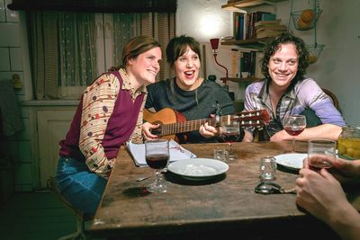 Heimatabend in Wiener Wohngemeinschaft: Matilde (Meret Engelhardt), Max (Simon Steinhorst) und Wilma (Fritzi Haberlandt)