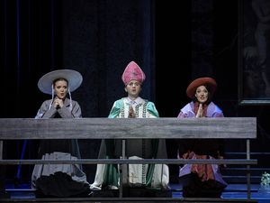 Stefan Herheims preisgekrönte „Don Giovanni"-Inszenierung Stefan Herheims preisgekrönte „Don Giovanni"-Inszenierung