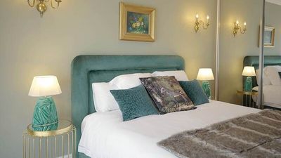 Ob dezent mit wenigen Farbtupfern oder intensiv dank motivreicher Stoffe und Tapeten – bei Victor‘s Portugal nahe Lissabon zieht sich das Designkonzept bis in die Schlafzimmer der extravaganten Ferienvillen