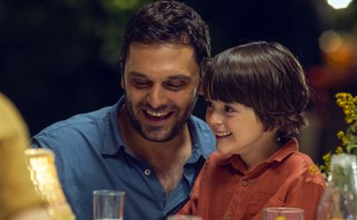 Alex Perthuis (Pio Marmaï) und sein Sohn Elliott (César Botti)