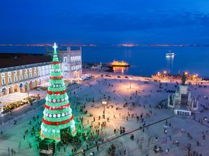 Nur 35 Autominuten von der extravaganten Ferienhausanlage Victor’s Portugal Malveira-Guincho lässt die Adventszeitzeit auch Lissabon in den schönsten Farben erstrahlen Nur 35 Autominuten von der extravaganten Ferienhausanlage Victor’s Portugal Malveira-Guincho lässt die Adventszeitzeit auch Lissabon in den schönsten Farben erstrahlen