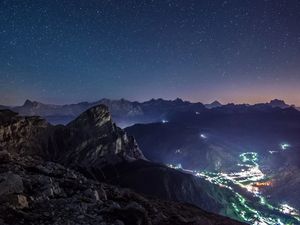 Der Nachthimmel über den Dolomiten: Sterne begleiten die Silberne Nacht in Alta Badia Der Nachthimmel über den Dolomiten: Sterne begleiten die Silberne Nacht in Alta Badia