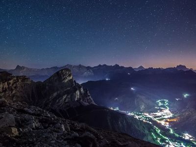 Der Nachthimmel über den Dolomiten: Sterne begleiten die Silberne Nacht in Alta Badia