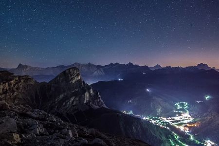 Der Nachthimmel über den Dolomiten: Sterne begleiten die Silberne Nacht in Alta Badia