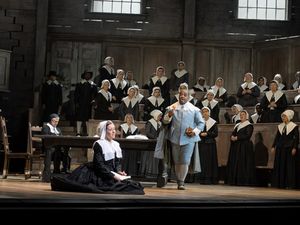 Szene aus Bellinis I PURITANI mit Lisette Oropesa und Lawrence Brownlee 