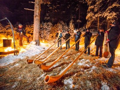 Stimmungsvoll: Waldandacht mit Waisenbläsern