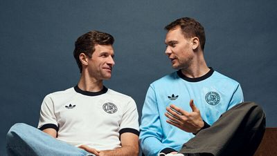 Thomas Müller und Manuel Neuer in den Jubiläums-Trikots