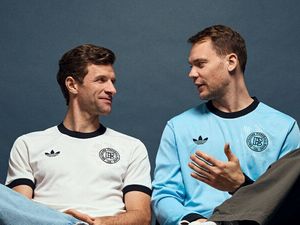 Thomas Müller und Manuel Neuer in den Jubiläums-Trikots Thomas Müller und Manuel Neuer in den Jubiläums-Trikots