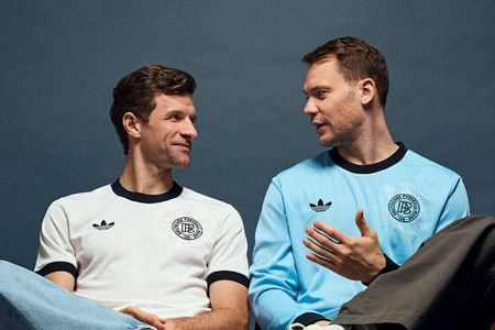 Thomas Müller und Manuel Neuer in den Jubiläums-Trikots