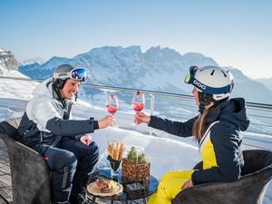 Mit einem Aperitivo Lungo auf einer stylischen Hütte den Tag verbringen Mit einem Aperitivo Lungo auf einer stylischen Hütte den Tag verbringen