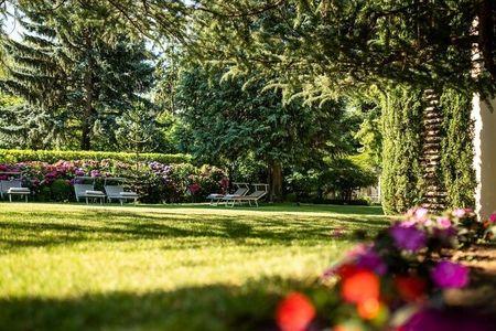 Viel Raum für Natur und Entspannung: Der weitläufige Park des Hotel Mignon im Herzen Merans erstreckt sich über rund einen Hektar