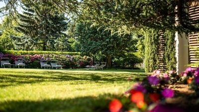 Viel Raum für Natur und Entspannung: Der weitläufige Park des Hotel Mignon im Herzen Merans erstreckt sich über rund einen Hektar