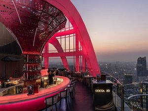 Ein Panorama, das für sich spricht: Gäste des Red Sky genießen von der Dachterrasse des Centara Grand & Bangkok Convention Centre at CentralWorld den unverbauten Blick auf Bangkoks Skyline Ein Panorama, das für sich spricht: Gäste des Red Sky genießen von der Dachterrasse des Centara Grand & Bangkok Convention Centre at CentralWorld den unverbauten Blick auf Bangkoks Skyline