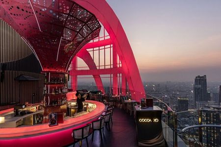 Ein Panorama, das für sich spricht: Gäste des Red Sky genießen von der Dachterrasse des Centara Grand & Bangkok Convention Centre at CentralWorld den unverbauten Blick auf Bangkoks Skyline