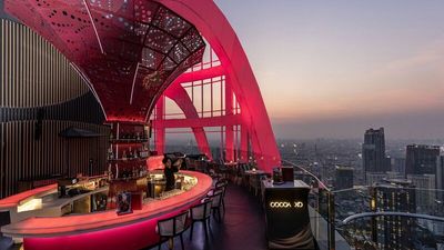 Ein Panorama, das für sich spricht: Gäste des Red Sky genießen von der Dachterrasse des Centara Grand & Bangkok Convention Centre at CentralWorld den unverbauten Blick auf Bangkoks Skyline