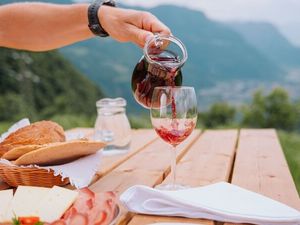 Wein begleitet Südtiroler und ihre Gäste durchs ganze Jahr Wein begleitet Südtiroler und ihre Gäste durchs ganze Jahr