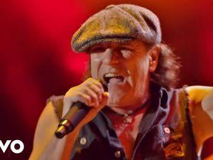 „POWER UP" wird die erste Europatournee der Band seit acht Jahren sein und sie in einigen der größten Stadien des Kontinents auftreten lassen „POWER UP" wird die erste Europatournee der Band seit acht Jahren sein und sie in einigen der größten Stadien des Kontinents auftreten lassen