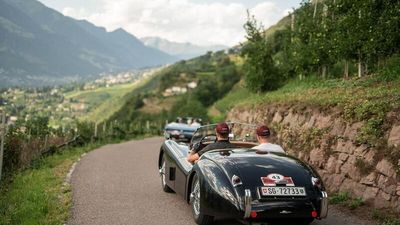 Neben herausfordernden Bergstraßen sind genussvolle Fahrten durch Apfelgärten und Weinberge fester Bestandteil der Oldtimer-Rallye „Südtirol Classic Schenna“