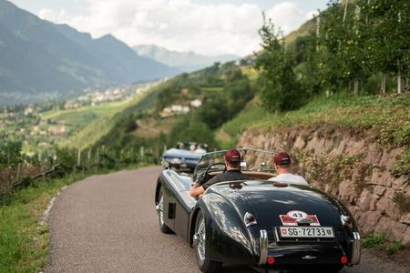 Neben herausfordernden Bergstraßen sind genussvolle Fahrten durch Apfelgärten und Weinberge fester Bestandteil der Oldtimer-Rallye „Südtirol Classic Schenna“