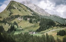 Im Holzgauerhaus in Lechleiten zwischen Vorarlberg und dem Tiroler Lechtal findet vom 28. Juni bis 3. Juli 2026 mit dem Offline Dorf ein Digital-Balance-Retreat statt