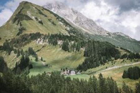 Im Holzgauerhaus in Lechleiten zwischen Vorarlberg und dem Tiroler Lechtal findet vom 28. Juni bis 3. Juli 2026 mit dem Offline Dorf ein Digital-Balance-Retreat statt