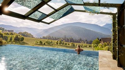 Ob im Infinity-Outdoorpool oder im gemütlichen Zimmer mit großen Fensterfronten – Gäste im Südtiroler Hotel AUI haben immer das Gefühl, mitten in der Bergwelt von Meransen zu sein