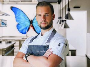 Das Erlebnisrestaurant Papilio in Vysoký Újezd, nur 20 Minuten von Prag entfernt, hat allen Grund zum Feiern. Küchenchef Jan Knedla und sein Team wurden 2025 mit zwei MICHELIN-Sternen ausgezeichnet Das Erlebnisrestaurant Papilio in Vysoký Újezd, nur 20 Minuten von Prag entfernt, hat allen Grund zum Feiern. Küchenchef Jan Knedla und sein Team wurden 2025 mit zwei MICHELIN-Sternen ausgezeichnet