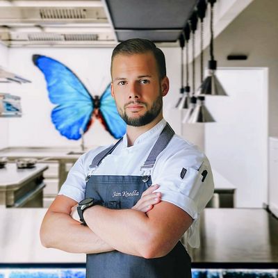 Das Erlebnisrestaurant Papilio in Vysoký Újezd, nur 20 Minuten von Prag entfernt, hat allen Grund zum Feiern. Küchenchef Jan Knedla und sein Team wurden 2025 mit zwei MICHELIN-Sternen ausgezeichnet