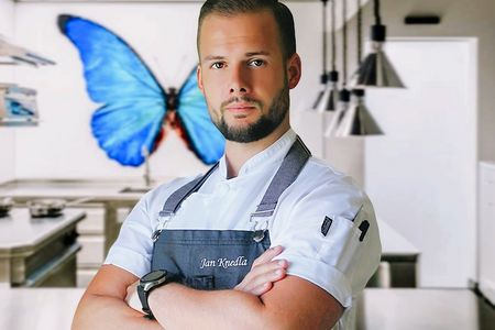 Das Erlebnisrestaurant Papilio in Vysoký Újezd, nur 20 Minuten von Prag entfernt, hat allen Grund zum Feiern. Küchenchef Jan Knedla und sein Team wurden 2025 mit zwei MICHELIN-Sternen ausgezeichnet