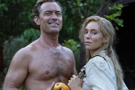 EDEN - Jenseits zivilisatorischer Konventionen: Dr. Friedrich Ritter (Jude Law) und Dore Strauch (Vanessa Kirby) im vermeintlichen Parasies 
