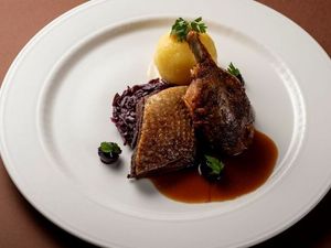 In den Wochen vor Weihnachten gehört das traditionelle Gänseessen fest zur bayerischen Kulinarik. Im Hotel Vier Jahreszeiten Starnberg wird die knusprig gebratene Gans mit Blaukraut und Knödel serviert In den Wochen vor Weihnachten gehört das traditionelle Gänseessen fest zur bayerischen Kulinarik. Im Hotel Vier Jahreszeiten Starnberg wird die knusprig gebratene Gans mit Blaukraut und Knödel serviert