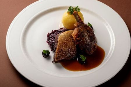 In den Wochen vor Weihnachten gehört das traditionelle Gänseessen fest zur bayerischen Kulinarik. Im Hotel Vier Jahreszeiten Starnberg wird die knusprig gebratene Gans mit Blaukraut und Knödel serviert