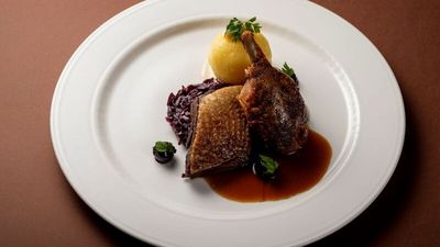 In den Wochen vor Weihnachten gehört das traditionelle Gänseessen fest zur bayerischen Kulinarik. Im Hotel Vier Jahreszeiten Starnberg wird die knusprig gebratene Gans mit Blaukraut und Knödel serviert