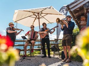 ALM:KULTUR bringt den musikalischen Sommer hinaus auf die Almen und mitten in die Berglandschaft von Saalfelden Leogang ALM:KULTUR bringt den musikalischen Sommer hinaus auf die Almen und mitten in die Berglandschaft von Saalfelden Leogang
