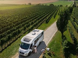 Wer Tschechien mit Zelt, Wohnmobil oder Camper erkundet, erlebt Natur, Kultur und herzliche Gastfreundschaft aus einer neuen Perspektive