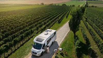 Wer Tschechien mit Zelt, Wohnmobil oder Camper erkundet, erlebt Natur, Kultur und herzliche Gastfreundschaft aus einer neuen Perspektive