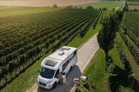 Wer Tschechien mit Zelt, Wohnmobil oder Camper erkundet, erlebt Natur, Kultur und herzliche Gastfreundschaft aus einer neuen Perspektive