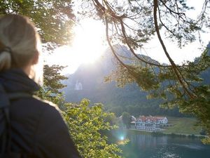  Am Ende der klassischen Lechweg-Route von der Quelle in Vorarlberg/Österreich bis zum Fall im bayerischen Füssen passieren Wanderer den Alpsee im Allgäu