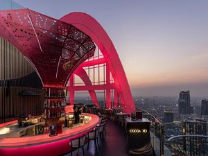 Zwischen Red Sky Bar und der CRU Champagne Bar finden Bangkok-Besucher im 57. Stock des Centara Grand at Central World das COCOA XO Zwischen Red Sky Bar und der CRU Champagne Bar finden Bangkok-Besucher im 57. Stock des Centara Grand at Central World das COCOA XO