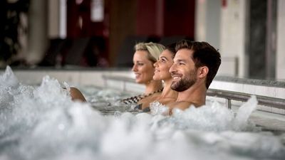 Die RupertusTherme in Bad Reichenhall hat täglich bis 22 Uhr geöffnet. Ihre Innen- und Außenbecken sind mit unterschiedlich hoch konzentrierter AlpenSole befüllt