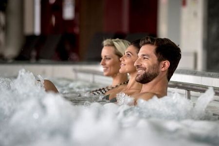Die RupertusTherme in Bad Reichenhall hat täglich bis 22 Uhr geöffnet. Ihre Innen- und Außenbecken sind mit unterschiedlich hoch konzentrierter AlpenSole befüllt