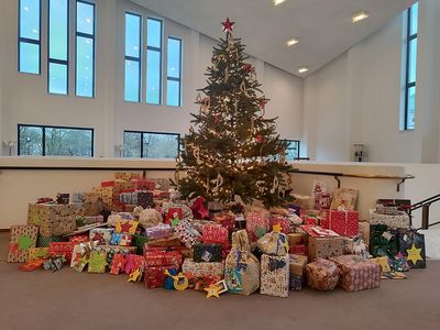 173 Kinder freuen sich über Geschenke des Publikums