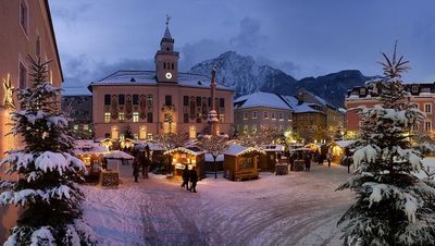 Es duftet nach Zimt, gebrannten Mandeln und Glühwein: Jedes Jahr lädt der Bad Reichenhaller Christkindlmarkt mit seinen funkelnden Lichtern zum Staunen und genießen ein