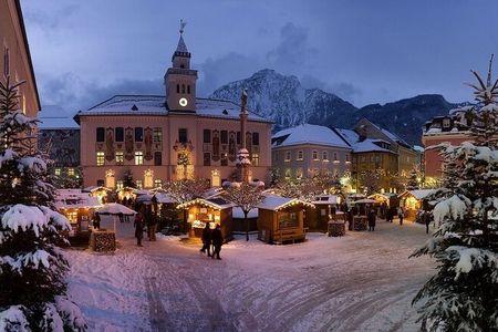 Es duftet nach Zimt, gebrannten Mandeln und Glühwein: Jedes Jahr lädt der Bad Reichenhaller Christkindlmarkt mit seinen funkelnden Lichtern zum Staunen und genießen ein
