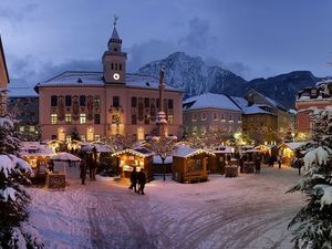 Es duftet nach Zimt, gebrannten Mandeln und Glühwein: Jedes Jahr lädt der Bad Reichenhaller Christkindlmarkt mit seinen funkelnden Lichtern zum Staunen und genießen ein Es duftet nach Zimt, gebrannten Mandeln und Glühwein: Jedes Jahr lädt der Bad Reichenhaller Christkindlmarkt mit seinen funkelnden Lichtern zum Staunen und genießen ein