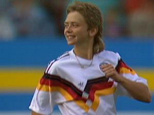 MÄDCHEN KÖNNEN KEIN FUSSBALL SPIELEN | Petra Landers im Halbfinale der EM 1989 MÄDCHEN KÖNNEN KEIN FUSSBALL SPIELEN | Petra Landers im Halbfinale der EM 1989