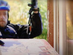 Ungewöhnlich: Die Pizza wird durchs Fenster geliefert Ungewöhnlich: Die Pizza wird durchs Fenster geliefert