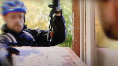 Ungewöhnlich: Die Pizza wird durchs Fenster geliefert 
